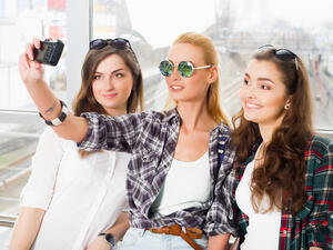 أيّ نوع من الصديقات أنتِ بحسب برجكِ؟