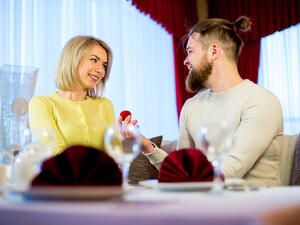 اشتر هدية رومانسية وقدمها في عيد الأم