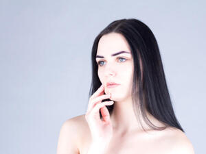 يمكنك تغطية الشيب باستخدام البودرة
