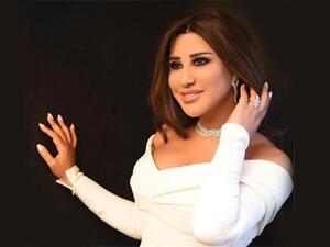 اعتمدت نجوى كرم فستاناً أبيض ضيّق من المصمم اللبناني "نيكولا جبران"