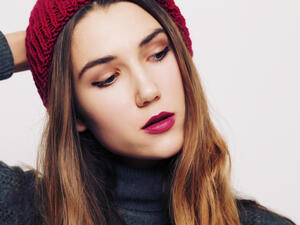 جربي زيت جوز الهند وتركه لما يقارب ساعة وبعدها غسله بالماء الدافئ
