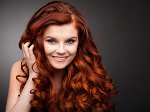 لا تستعملي إلا شامبو مخصصاً للشعر الملون
