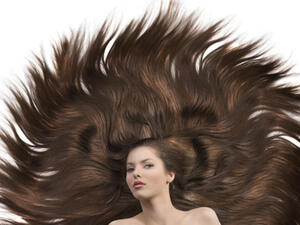 يزيد الزنجبيل الدورة الدموية لفروة الرأس كما يحفز نمو بصيلات الشعر