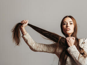 ضيفي على علبة الشامبو كبسولتين من فيتامين E 
