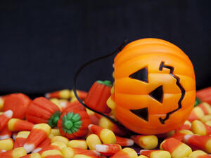 أفكار بالصور من الكاندي لتزيين مائدتك في الهالوين