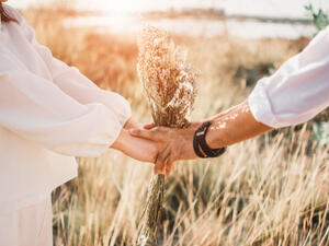 مسك اليدين مفيد للقلب لأنه يخفض ضغط الدم

