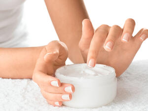 من معالم الأنوثة أن تمتلك المرأة يدين صافيتي اللّون

