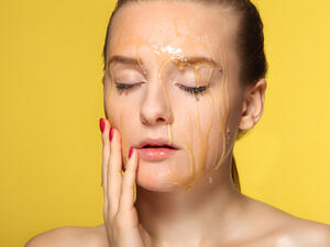 خليط الخل والعسل والقليل من الملح من أفضل العلاجات للتخلّص من النمش 