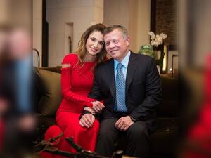 تألقت ملكة الأناقة بفستان تميز باللون الأحمر الساحر 