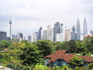 يحتفل المسلمون في كوالالمبور باستقبال عيد الفطر، في أجواء محبّبة.