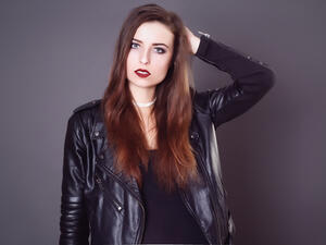 ابحثي عن منظف بقع جيد مخصص للملابس الجلدية
