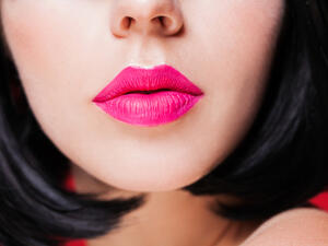 اختاري الوان احمر الشفاه التي تليق مع لون بشرتك
