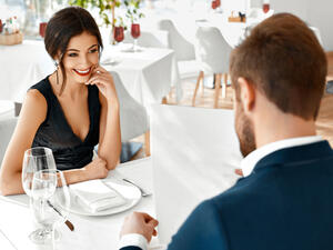 من اعراض الوقوع في الحب الابتسامة، فقد تبتسمين حين تجلسين وحدكِ 