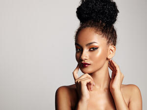 للبشرة السمراء إحرصي على إبراز شفتيكِ من خلال تطبيق بعض الأساس