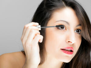 حاولي أن يظل مكياج عينيك ناعماً

