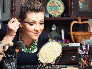 طبّقي الماسكرا السوداء لتطويل رموشك
