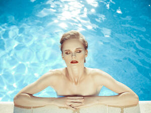 اختاري لون ظلاً مشابها للون شعر حواجبك أو أفتح منه

