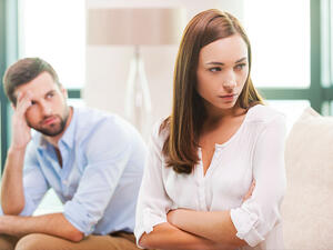 حركة الرجل وعدم الثبات على وضع معين أثناء مناقشة المرأة يدل على الكذب
