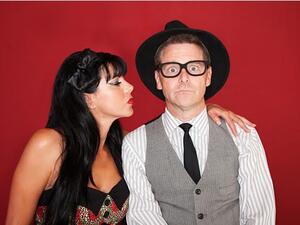 الخجول يصبح متردداً حول اتخاذ المبادرة بالعلاقة