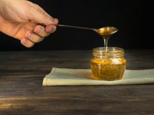 العسل مفيد في تكبير القضيب من خلال دهنه وتدليكه جيدًا
