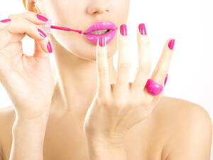 تطبيق المناكير الزهري