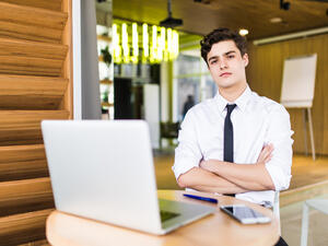 مولود السرطان في منصب المدير لا يحب الاستغلال وهو بطبعه يميل الى الصبر