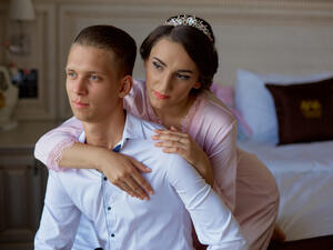 الزواج المبكّر من أهم أسباب المشاكل والاضطرابات النفسيّة التي تواجهها الفتاة

