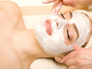 الماسكات المنزلية تعالج مشاكل بشرتك
