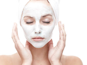 امزجي بياض البيض مع نصف ملعقة عسل 