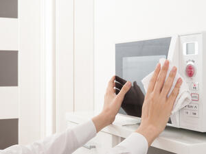 لضمان نظافة الميكروويف، الإفضل تنظيفه بعد كل عملية استخدام