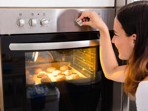 لا تترك الطعام ليطبخ أو يتم تسخينه داخل الميكروييف دون مراقبة

