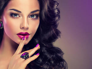  المرأة التي ترتدي مجوهرات ذات قطع طريفة هي امرأة محبة للمرح والمتعة