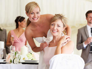 يجب على الوالدة ألا ترتدي ملابس بلون فستان العروس