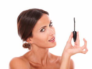 يمكنك وضع عبوة الماسكارا في الماء المغلي لدقائق قليلة ثم إخراجها
