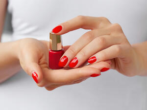 ضع طبقة من طلاء الأظافر الشفاف على الخواتم لمنع ظهور الصدأ
