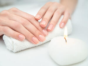 يمكنك اختيار طلاء الأظافر ذي اللون الأسود كقاعدةٍ أساسية 