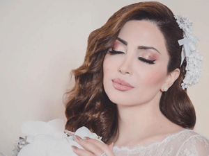 اختارت نسرين طافش لإطلالتها فستان ذهبي من بوتيك أزياء لابورجوازي