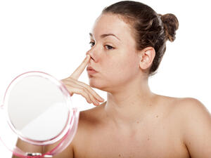 الأنف جزء مهم جداً من الوجه، فهو قادر على أن يطيح بجماله أو أن يزيد جمالك