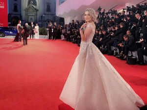 نهى نبيل بكامل أنوثتها بفستان وردي وشال من لابورجوازي