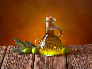 يستخدم زيت الزيتون في إزالة آثار المكياج من العين