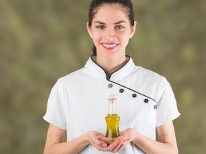 بفضل احتواءه على الدهون الصحية، يجيد زيت الزيتون تدليل بشرتك.
