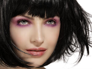 قومي بتوحيد لون بشرتك عبر تطبيق كريم أساس

