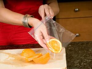 يمكن إعادة استخدام أكياس البلاستيك بدلاً من رميها 
