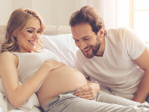 حاسة اللمس هي أول حاسة تظهر عند الجنين.تبدأ  في الأسبوع السابع