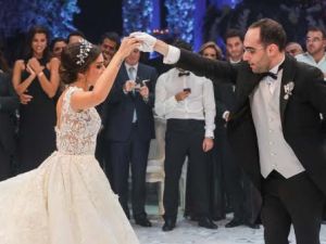 عروس لبنانية تشعل الإنترنت بفستان زفاف فاخر من تصميم زهير مراد