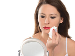 مناديل إزالة المكياج تؤدي إلى جفاف وتهيج البشرة
