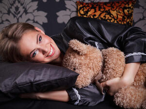 فتاة برج السرطان رومانسية وتعرف بالضبط كيف تضبطين المزاج
