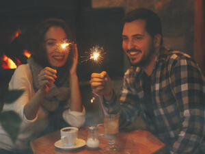 قومي بترتيب مائدة الطعام لتناسب شخصين فقط

