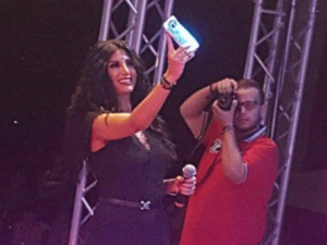 إطلالة مذهلة للفنانة رويدا عطية ظهرت بها في لبنان