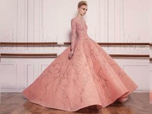 استخدم سعيد الألوان الباستيلية في مجموعته بالإضافة للون الذهبي والعاجي

